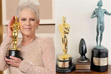 Jamie Lee Curtis put her Oscar next to EEAAO butt plug